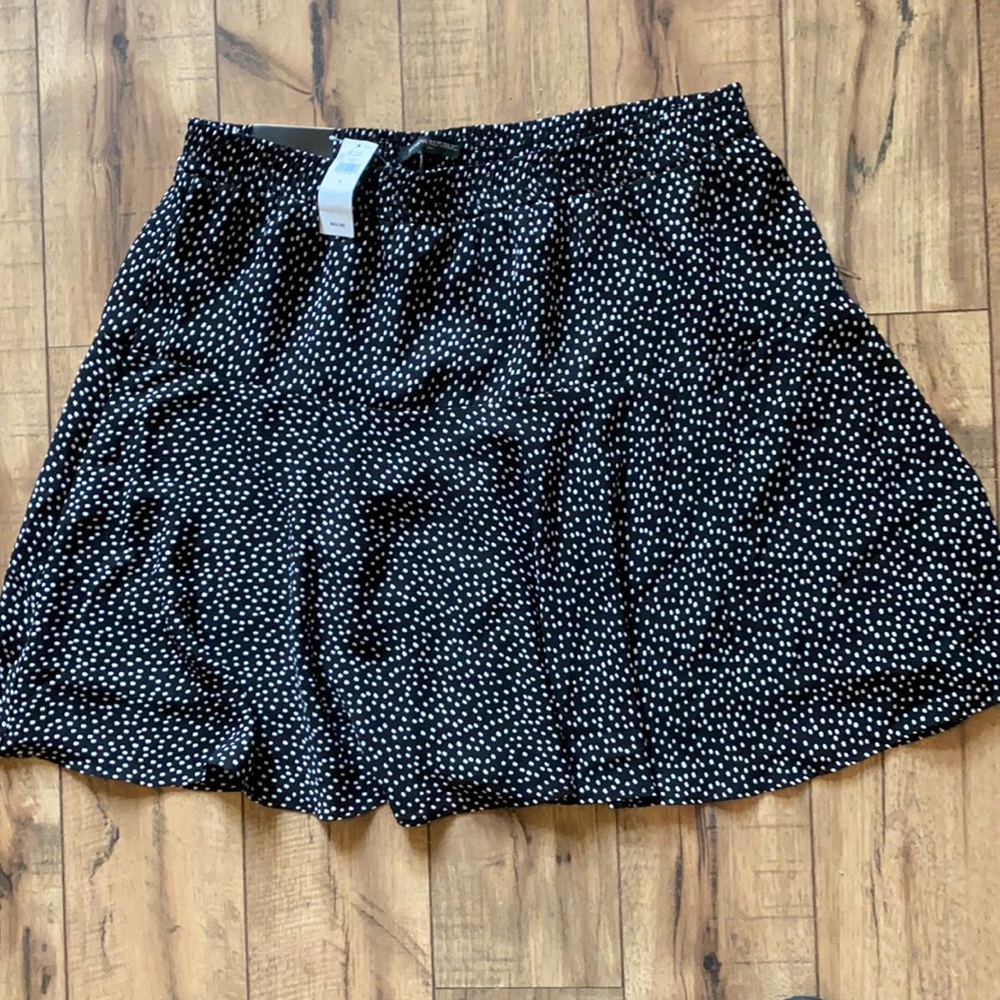 Banana Republic size L black and white Flouncy mini skirt. NWT